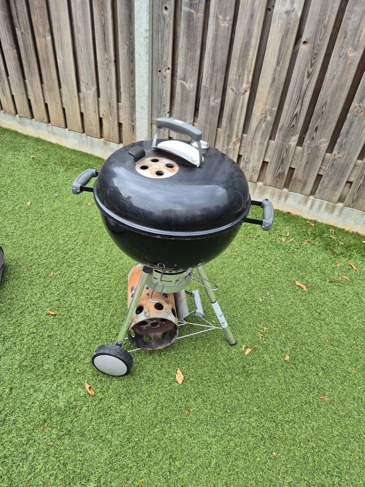 ##KORTING## Weber BBQ 47 cm met accessoires en hoes, Tuin en Terras, Houtskoolbarbecues, Ophalen, Gebruikt, Weber, Met accessoires
