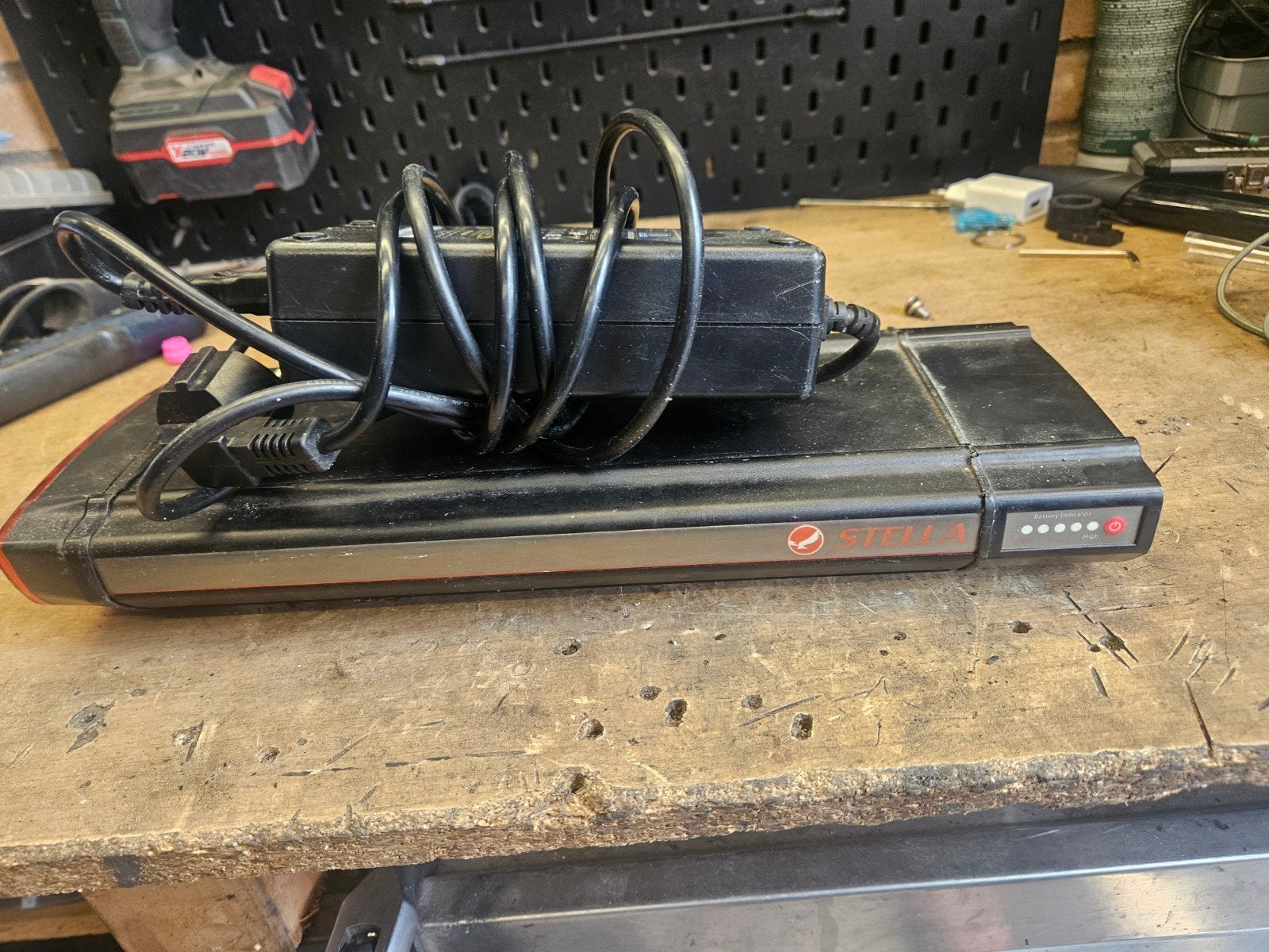Accu en oplader voor Stella fiets (JCEB360-14), Fietsen en Brommers, Fietsaccessoires | Fietsaccu's, Ophalen of Verzenden, Gebruikt