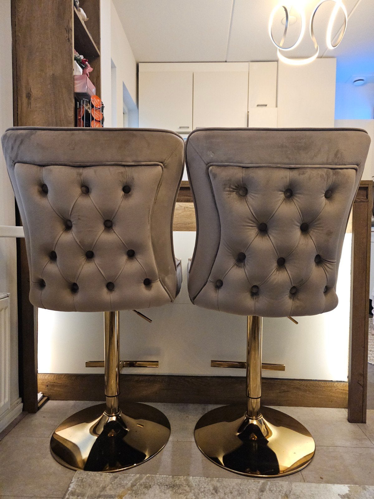 Set van 2 luxe fluwelen barstoelen met gouden onderstel, Ophalen of Verzenden, Zo goed als nieuw, 90 cm of meer, 2 krukken