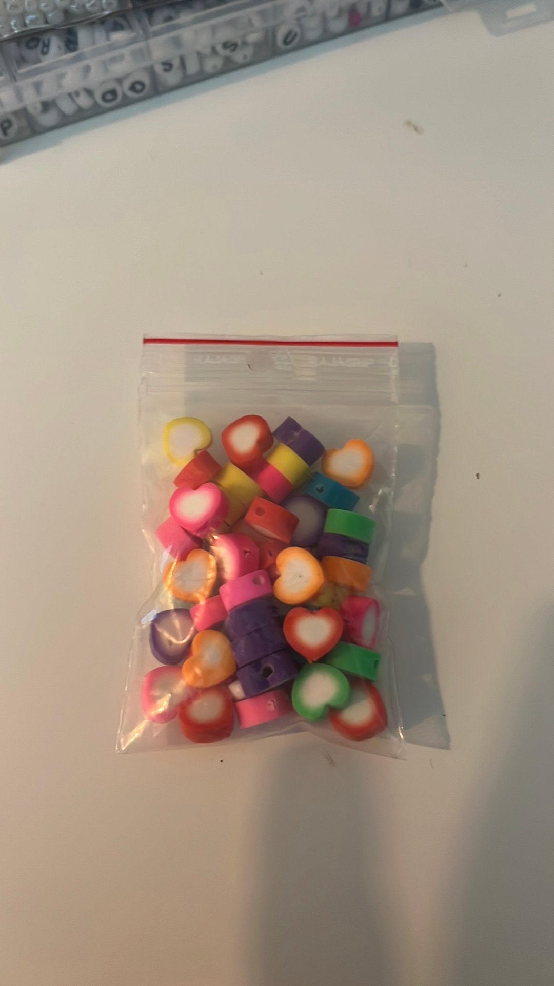 Polymeer hartjes kralen., Hobby en Vrije tijd, Kralen en Sieraden maken, Ophalen of Verzenden, Zo goed als nieuw, Kraal