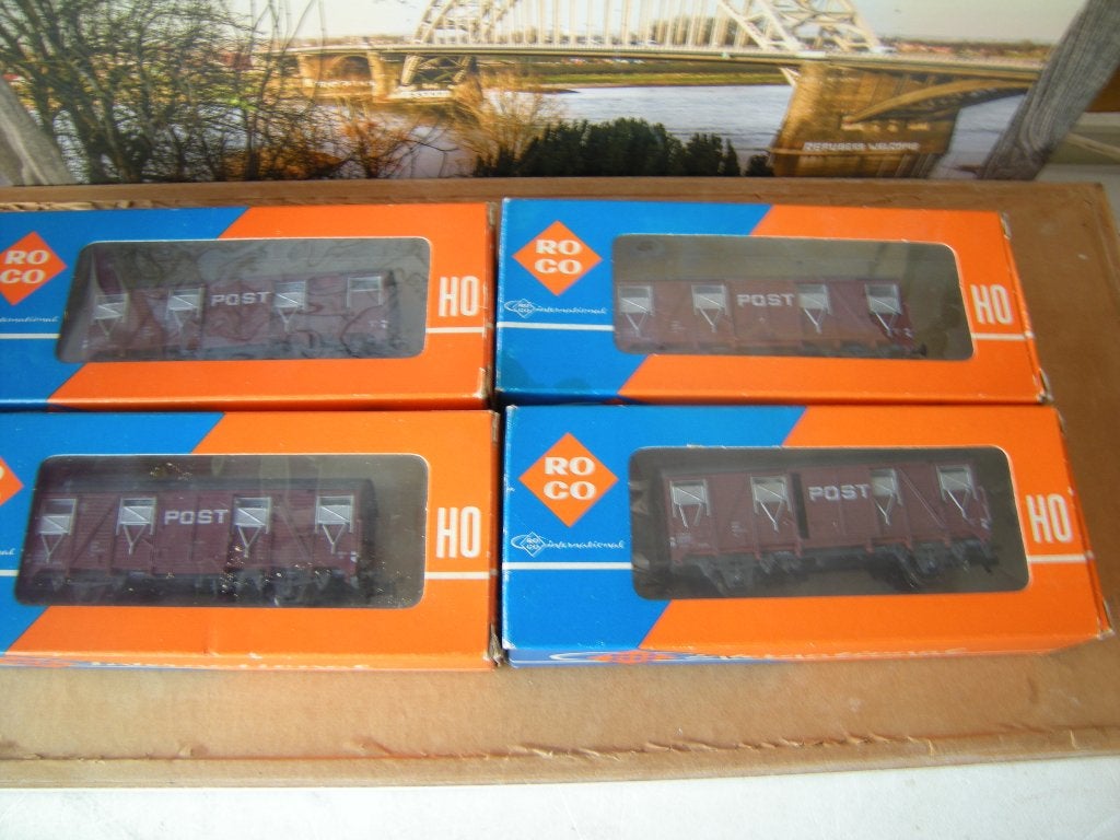 4x nieuwe ROCO POST WAGONS, Hobby en Vrije tijd, Modeltreinen | H0, Wisselstroom, Ophalen of Verzenden, Roco, Nieuw