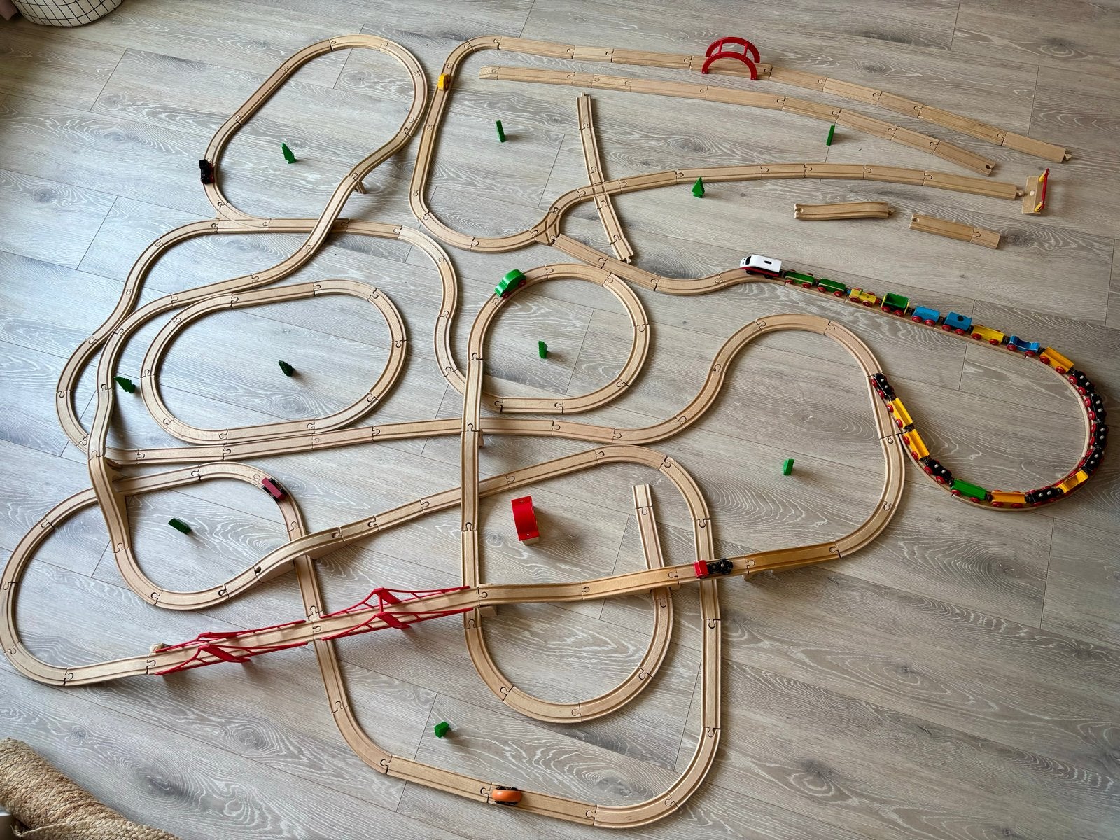 Grote houten treinbaan (+_180 delen) met elektrische trein, Ophalen, Gebruikt