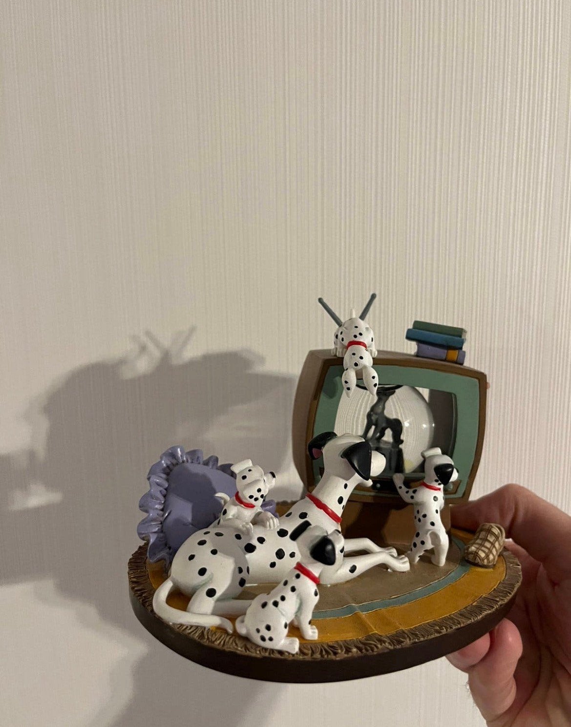 Disney Dalmatiërs tv snowglobe beeld, Verzamelen, Ophalen of Verzenden, Zo goed als nieuw, Beeldje of Figuurtje