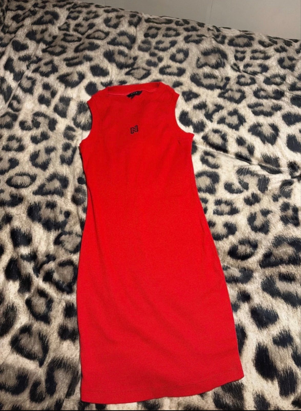 Nikkie jurk rood met open rug, Maat 38/40 (M), Ophalen of Verzenden, Zo goed als nieuw, Boven de knie