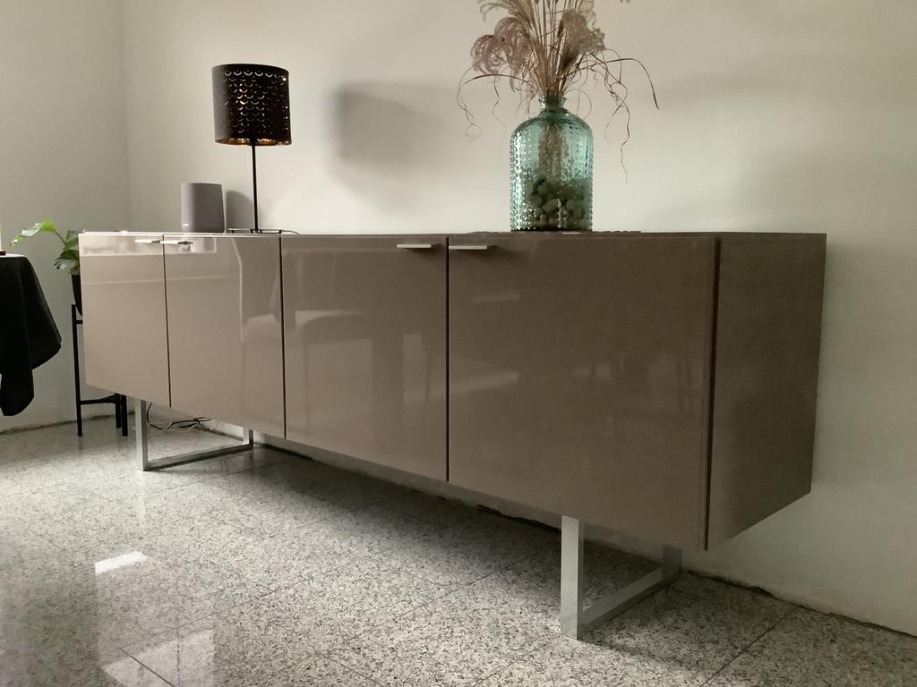 Moderne hoogglans dressoir, Huis en Inrichting, Kasten | Dressoirs, Ophalen, Overige materialen, Zo goed als nieuw, 200 cm of meer