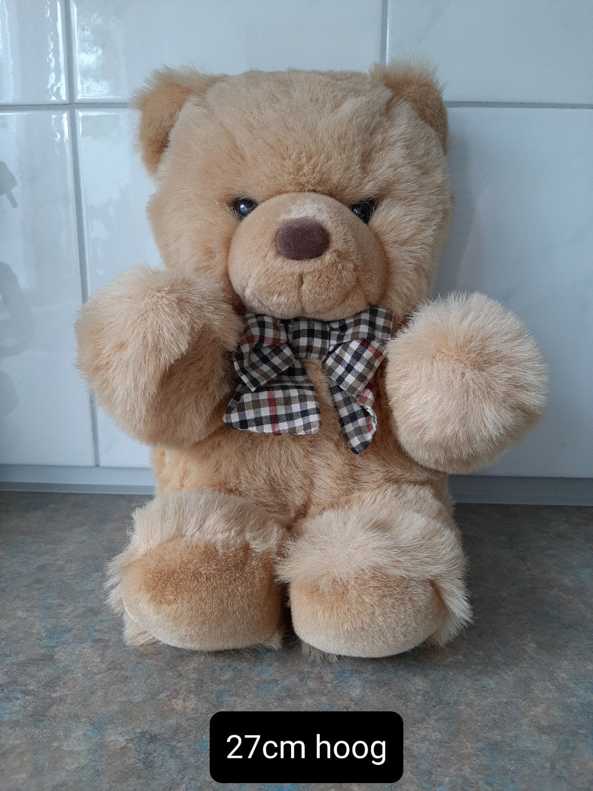 Schattige teddybeer met strik 27cm hoog/nooit mee gespeeld, Beer, Ophalen of Verzenden, Zo goed als nieuw, Middelgroot (20 tot 80 cm)