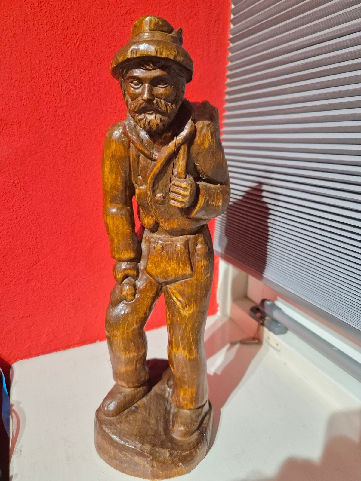 Handgesneden houten beeld van een man met rugzak, Ophalen of Verzenden, Handgemaakt, 20 - 50 cm, Beeld