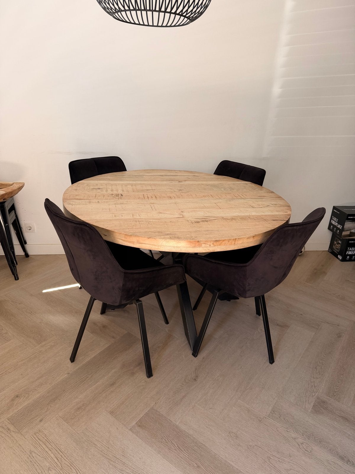 Mango eetkamertafel met gratis 5 zwarte velvet stoelen, Ophalen, Gebruikt, 100 tot 150 cm, Rond