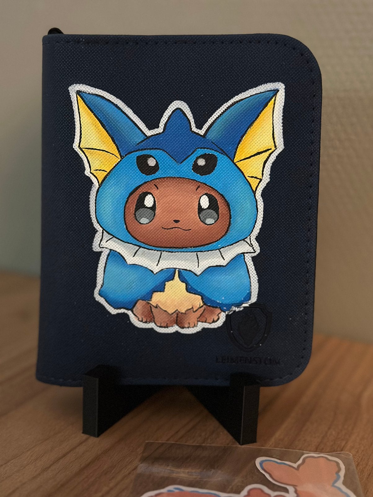 Customized mini toploader poncho Eevee Vaporeon, 1 speler, Ophalen of Verzenden, Nieuw, Vanaf 3 jaar