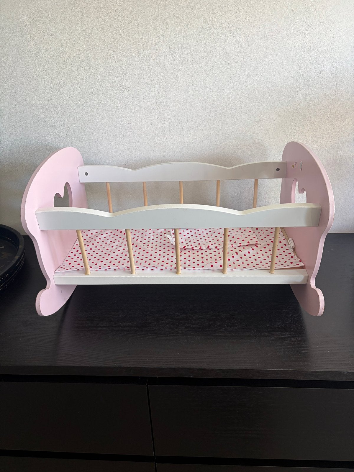 Houten poppenwiegje roze/wit met hartjes, Ophalen, Gebruikt, Overige typen