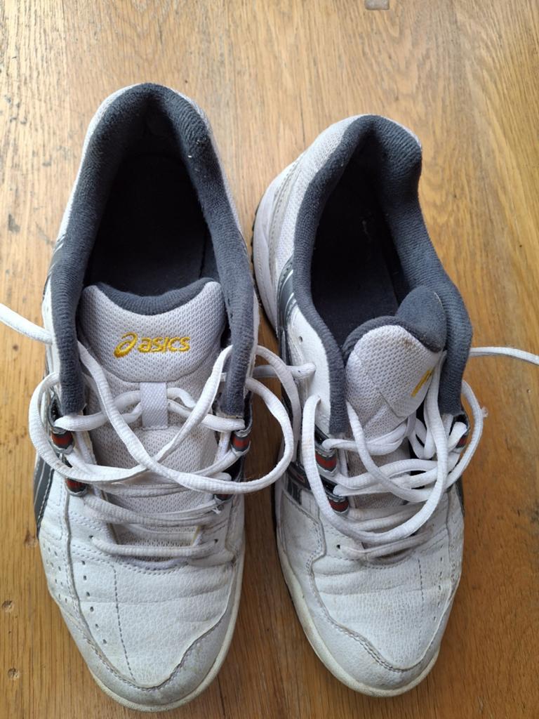 Asics zaal sportschoen, Ophalen of Verzenden, Zo goed als nieuw, Sportschoenen