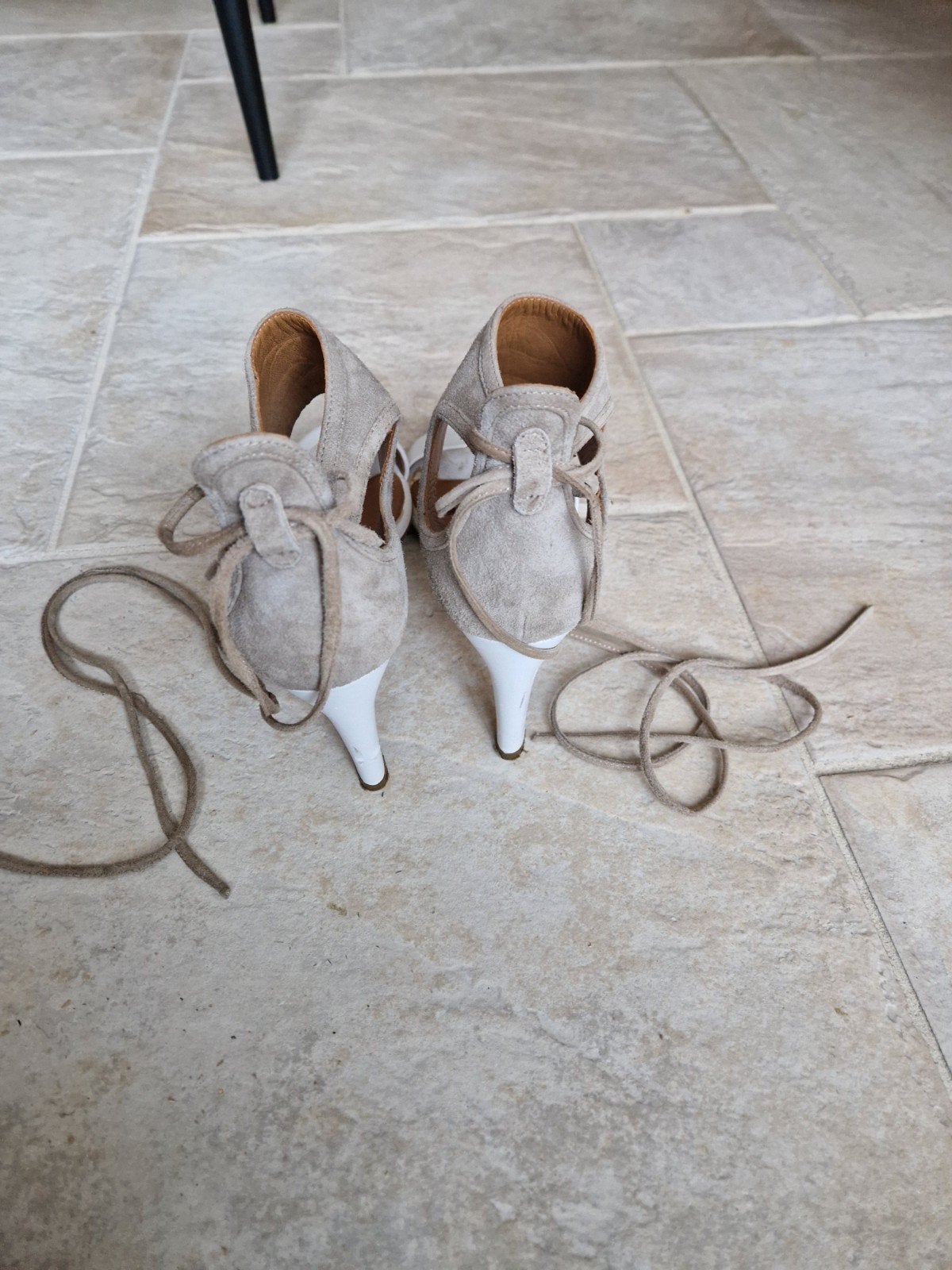 Te koop licht grijs met witte suède/leren dames schoenen,maa, Mace, Ophalen of Verzenden, Zo goed als nieuw, Schoenen met hoge hakken