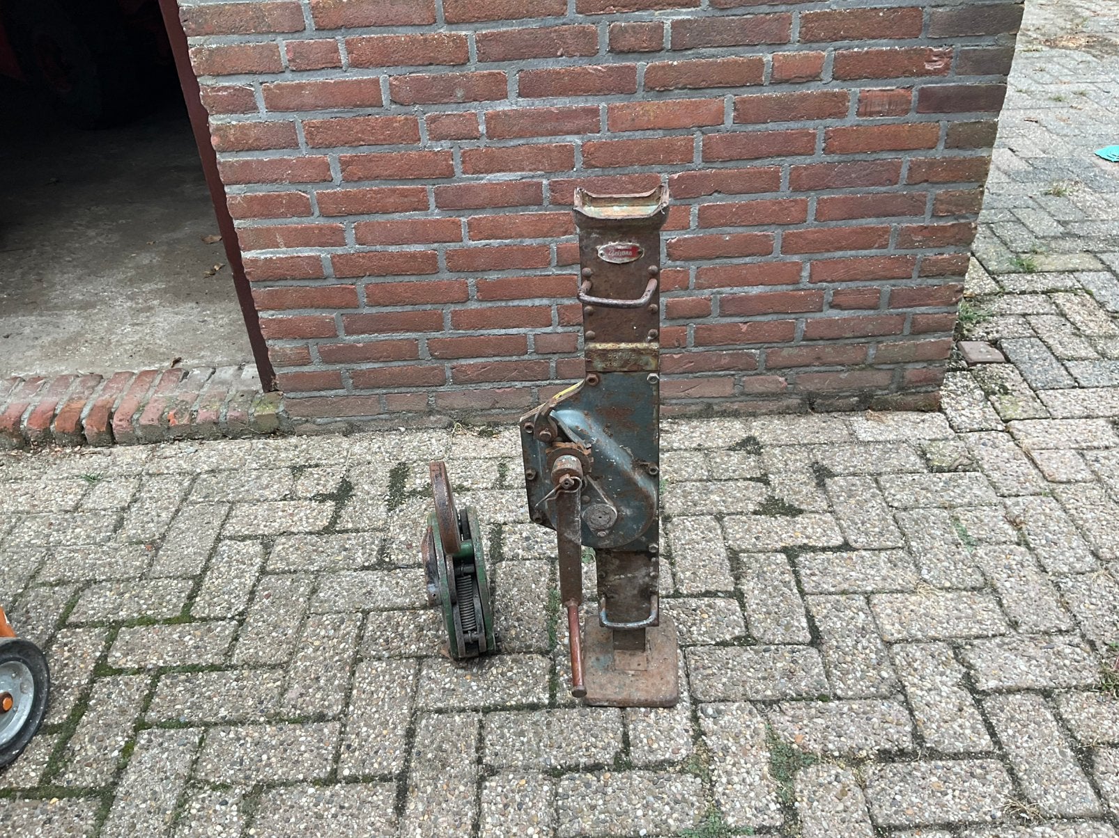 Kelderwijn en platenklem, Ophalen, Zo goed als nieuw