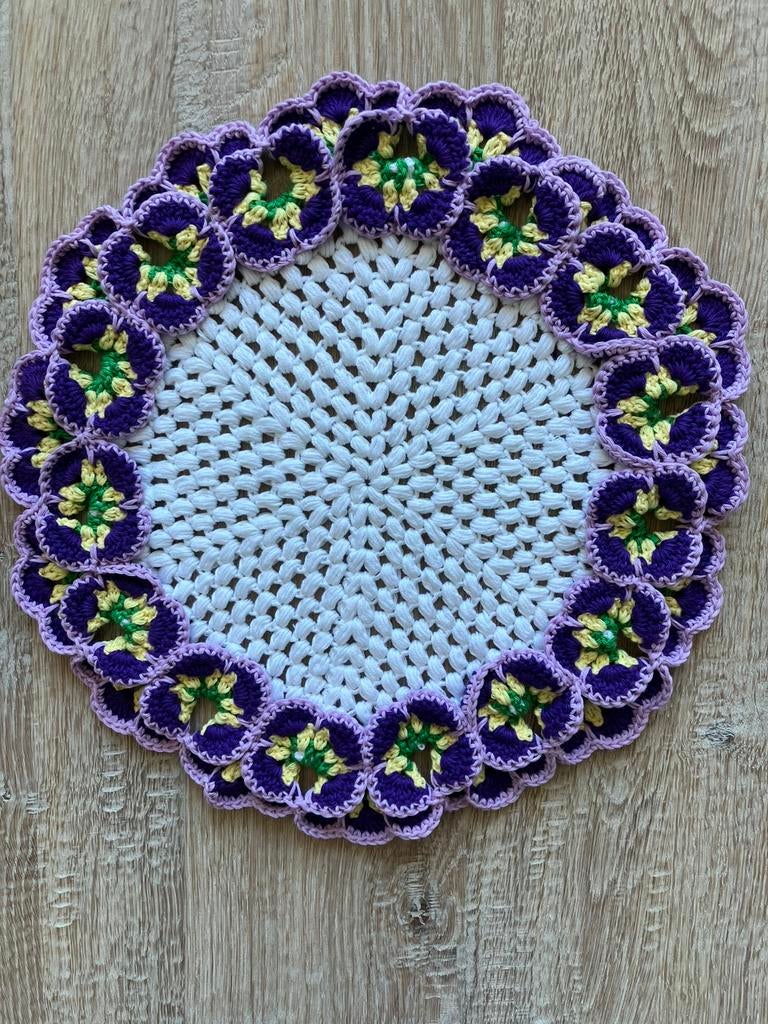 Gehaakt kleedje met violen rand (handwerk), Ophalen of Verzenden, Nieuw, Rond, Binnen