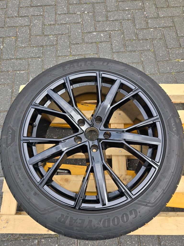 Velgen / Breedset Audi Q6 Etron GMP Gunner + Zomerbanden, Ophalen, Gebruikt, 285 mm, Banden en Velgen