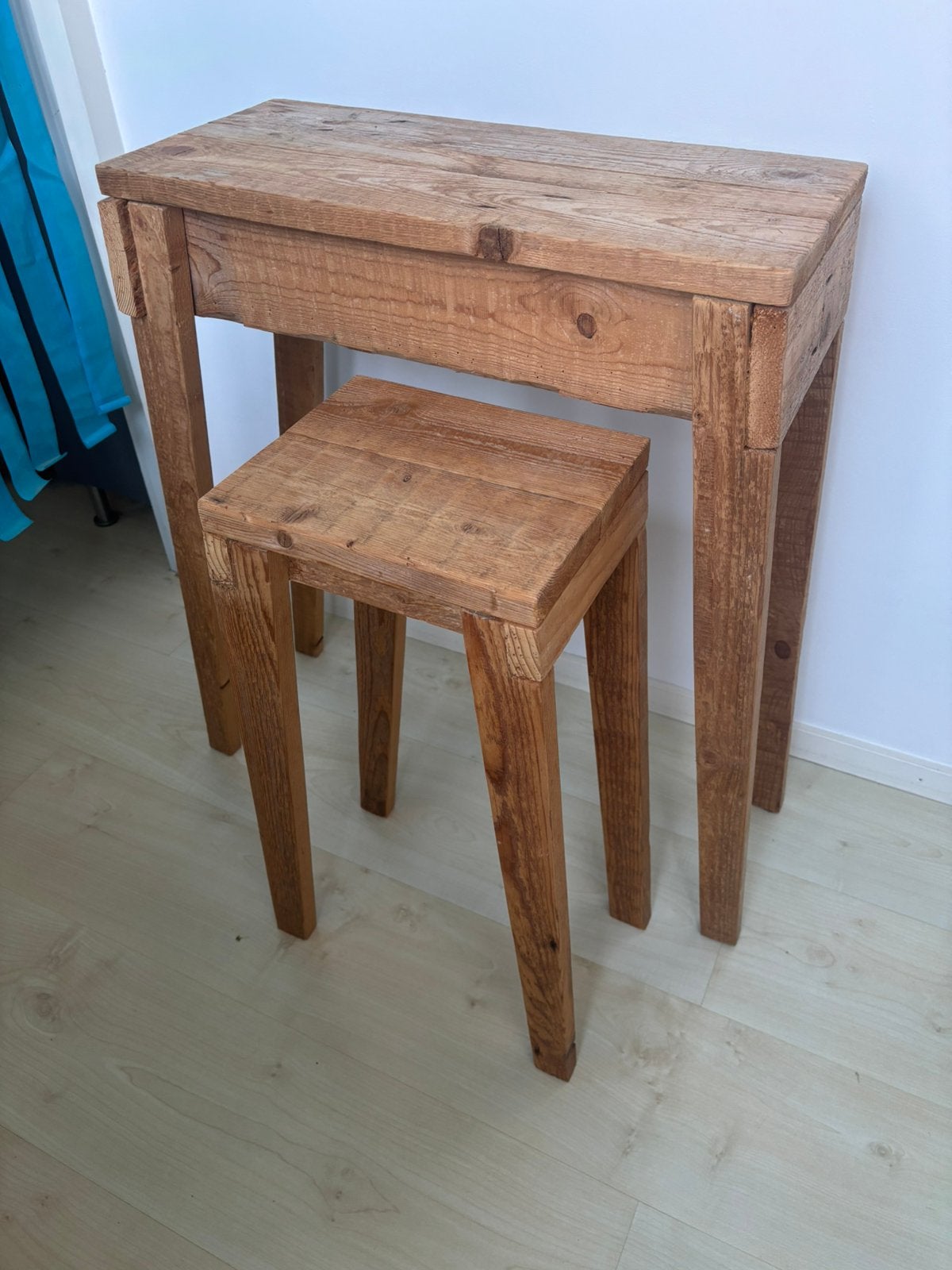2 ruw houten sidetables, Ophalen, Zo goed als nieuw, 25 tot 50 cm, Rechthoekig