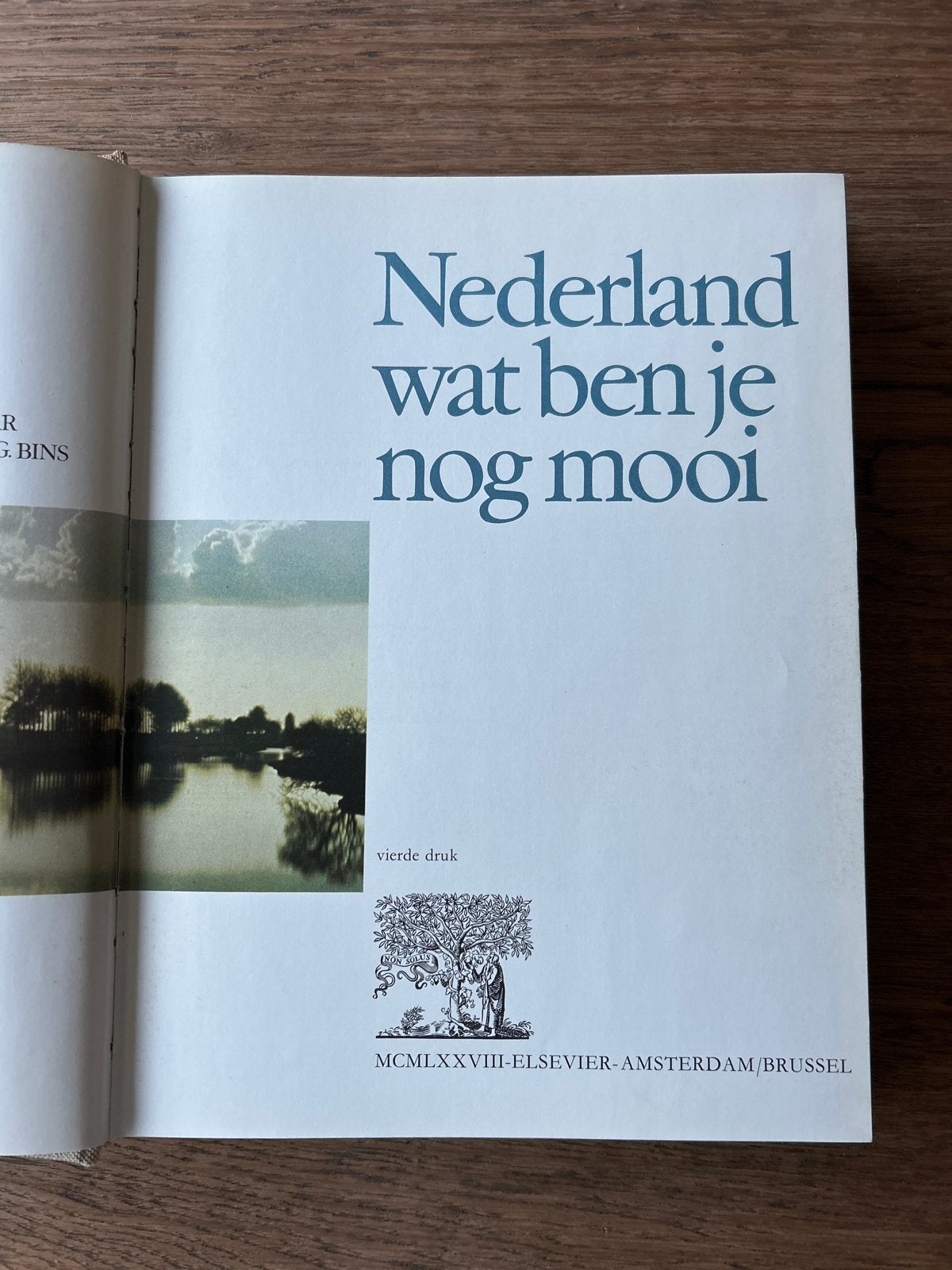 Nederland wat ben je nog mooi - Vierde druk (1978), Boeken, Ophalen of Verzenden, 20e eeuw of later, Gelezen