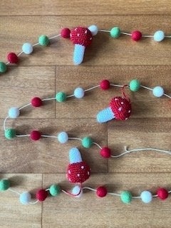 *gehaakt woonslinger vilt + gehaakte kerstboom + padstoel, Hobby en Vrije tijd, Ophalen of Verzenden, Nieuw, Haken, Overige typen