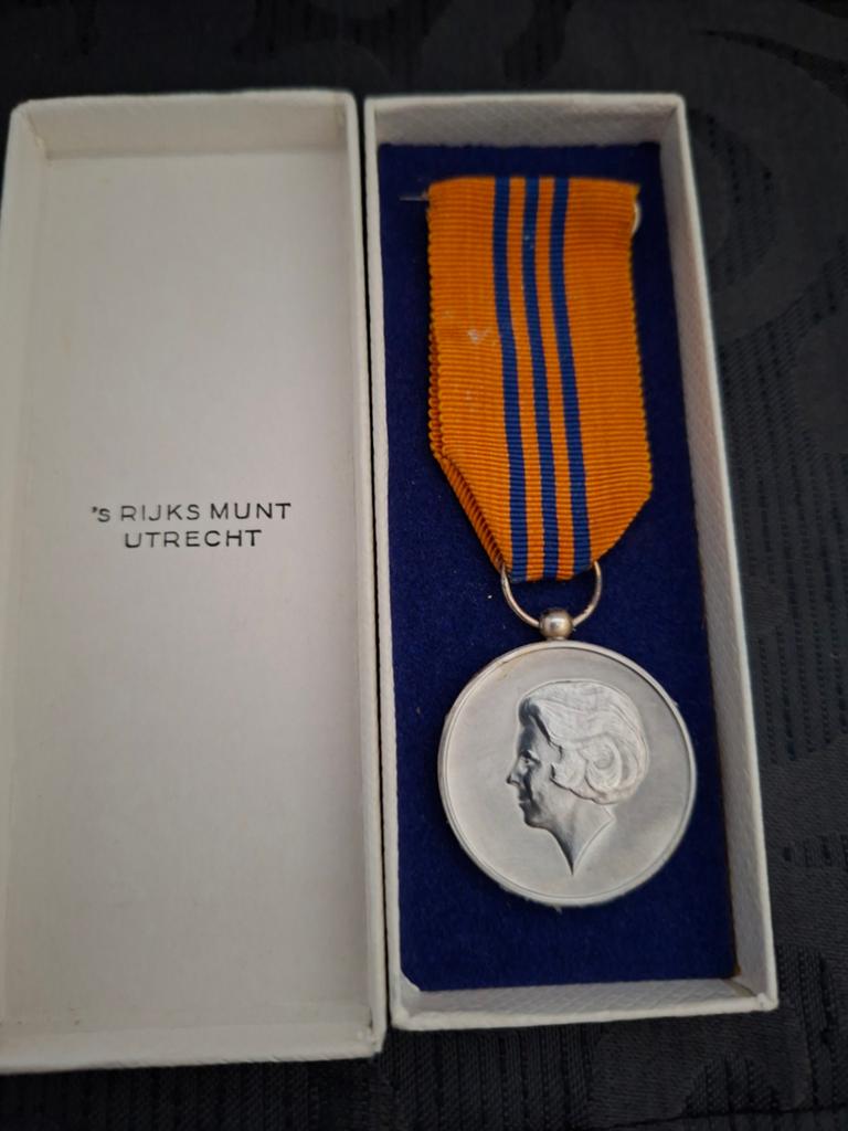 Inhuldigings medaille + baton Pr Beatrix, Verzenden, Landmacht, Nederland, Lintje, Medaille of Wings