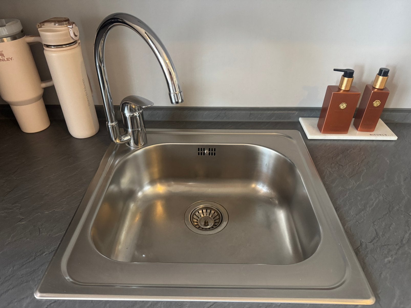 Moderne witte keuken met vaatwasser en oven, Huis en Inrichting, Keuken | Keukenelementen, Ophalen, Zo goed als nieuw, 50 tot 75 cm