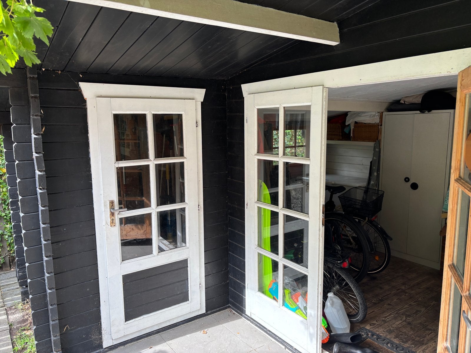 Zwart-witte vurenhouten blokhut met overkapping, Tuin en Terras, Tuinhuizen, Ophalen, Blokhut, 2 ramen, 500 cm of meer
