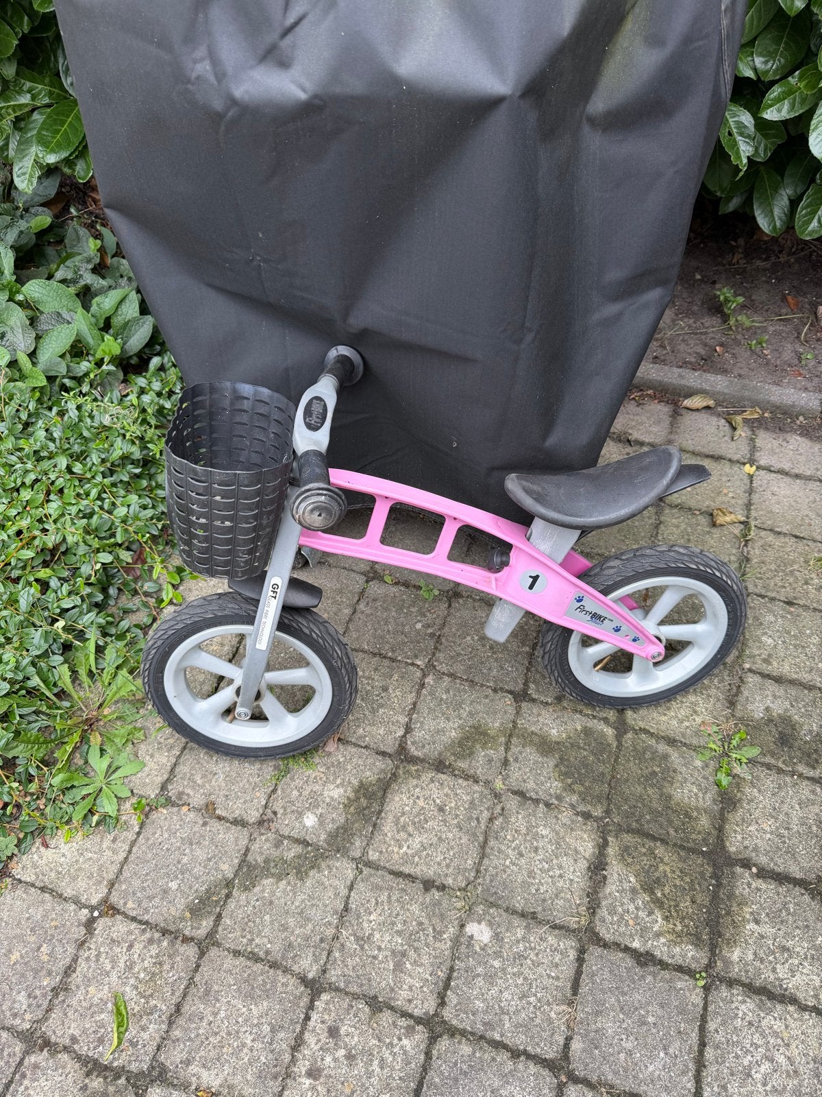 Roze FirstBIKE loopfiets met mandje, Ophalen, Gebruikt, Loopfiets