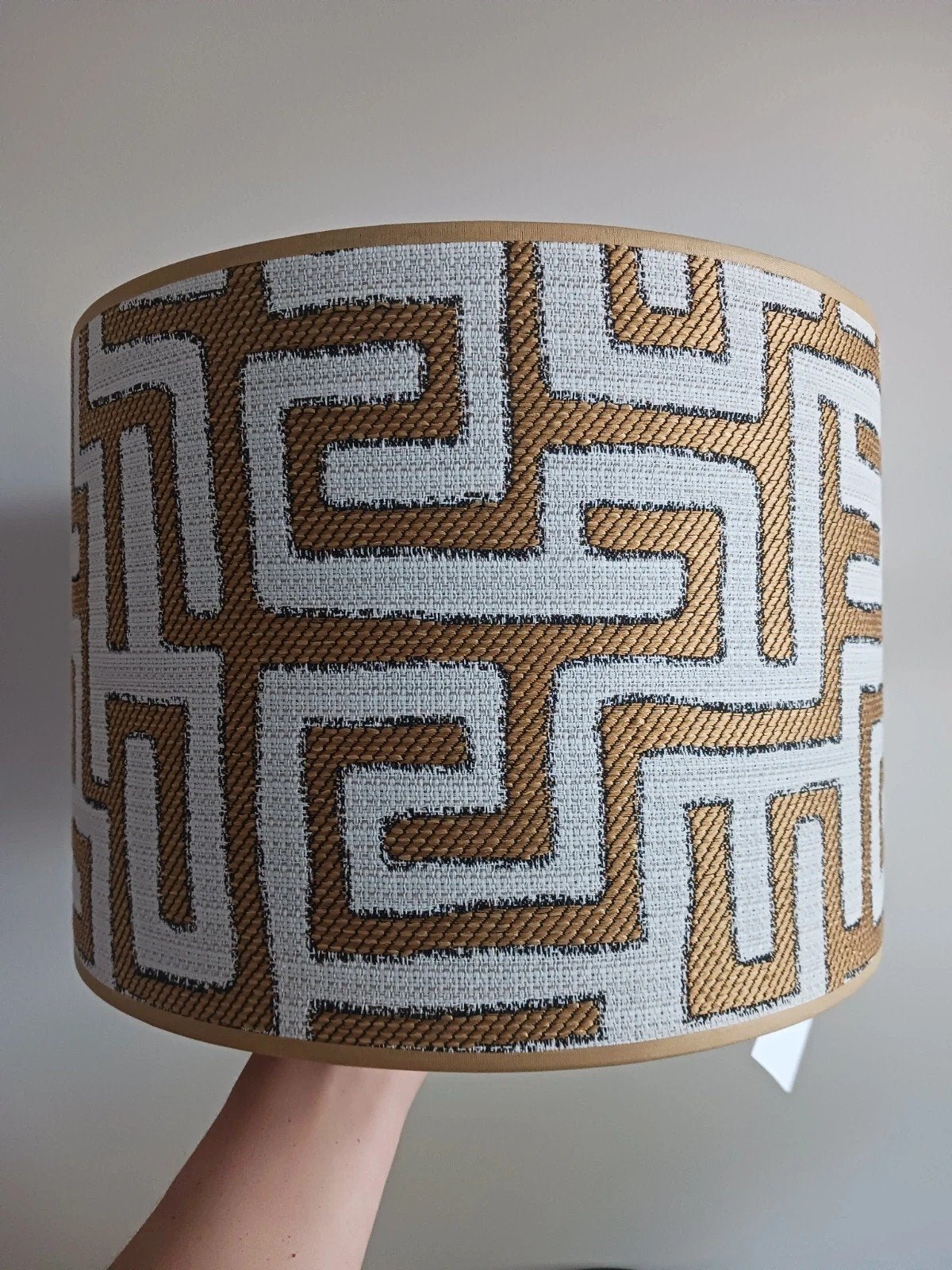 Handgemaakte lampenkap doolhofmotief oker 30 cm, Ophalen of Verzenden