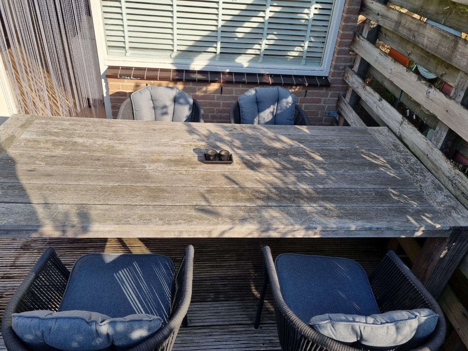 Foto 5 van Rough X houten tuintafel met 4 stoelen en kussens