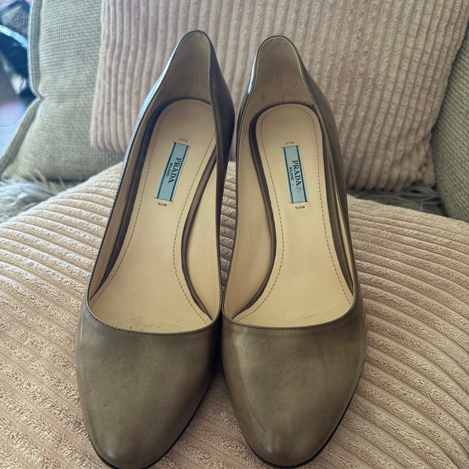 Prada pumps in taupe leer - Maat 40, Kleding | Dames, Ophalen of Verzenden, Gedragen, Overige kleuren, Pumps