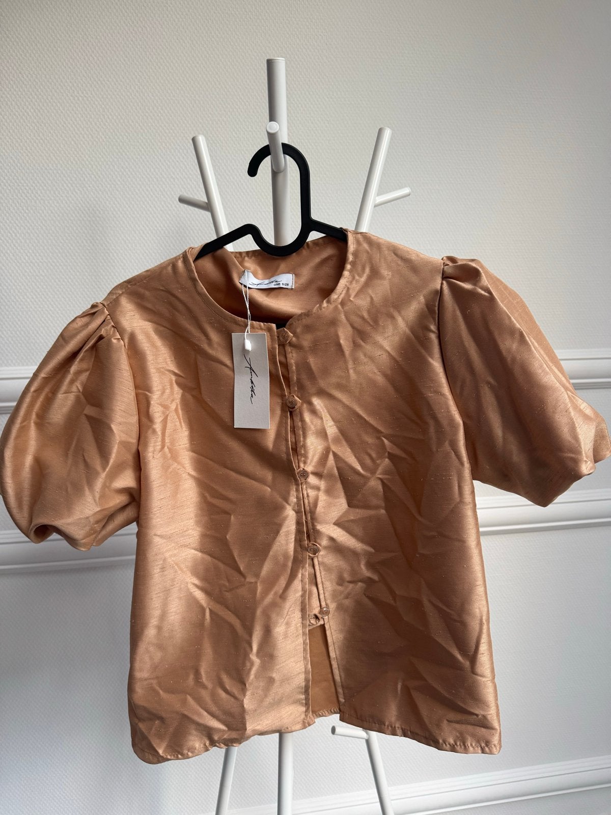 Nieuwe Amandita blouse met pofmouwen - One Size, Maat 38/40 (M), Beige, Nieuw, Ophalen of Verzenden