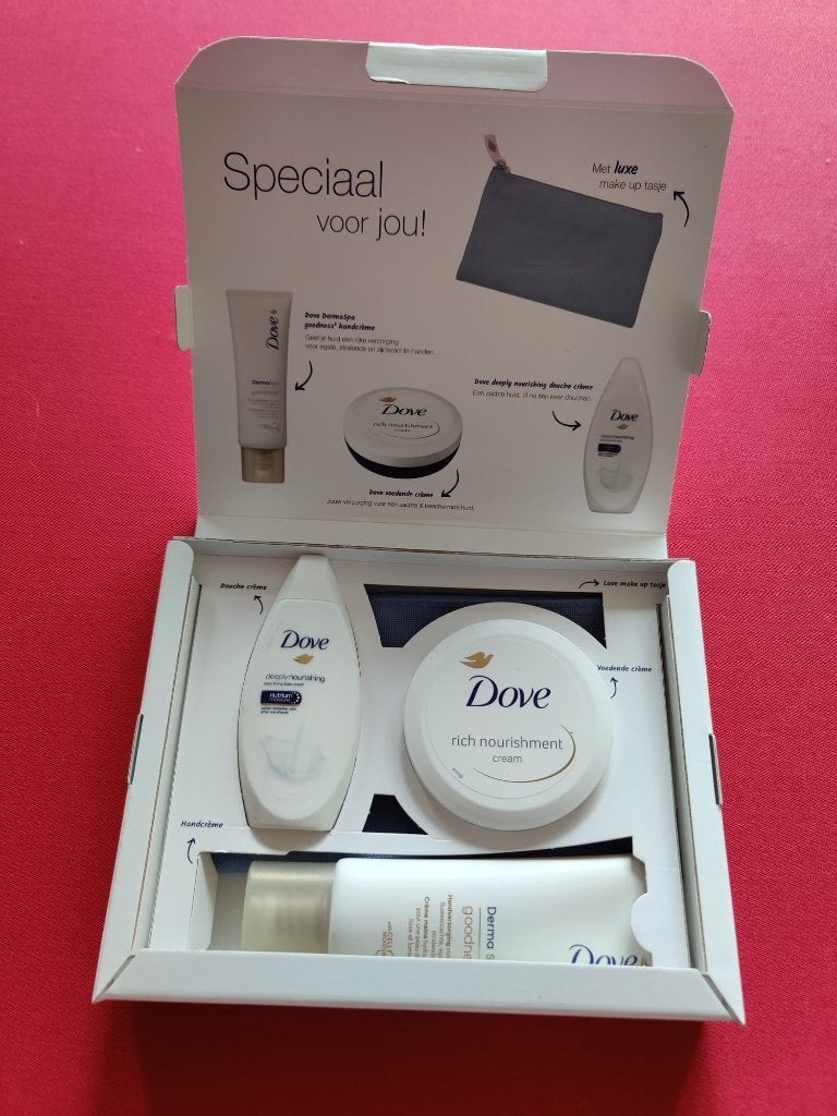 Dove creme geschenkset - NIEUW - met luxe make up tasje, Ophalen of Verzenden, Nieuw, Bodylotion, Crème of Olie