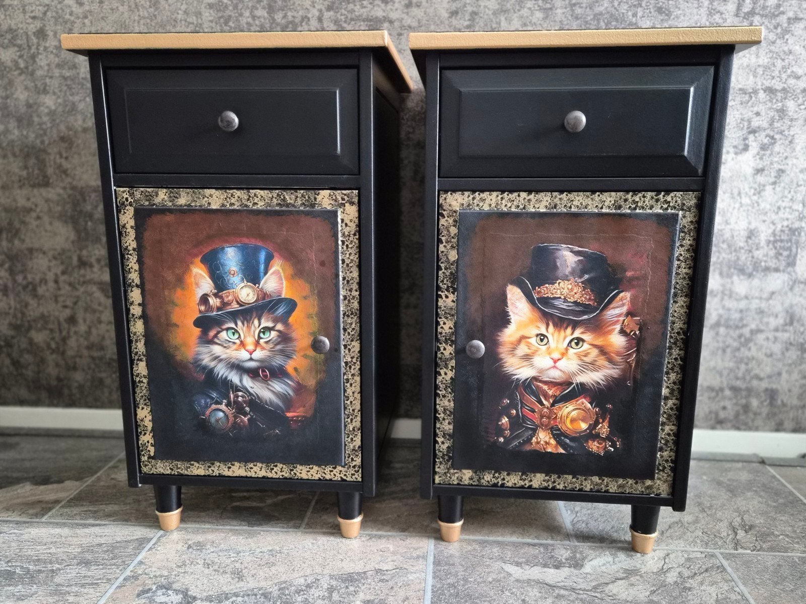 2 nachtkastjes met Steampunk katten gedecoreerd, Ophalen