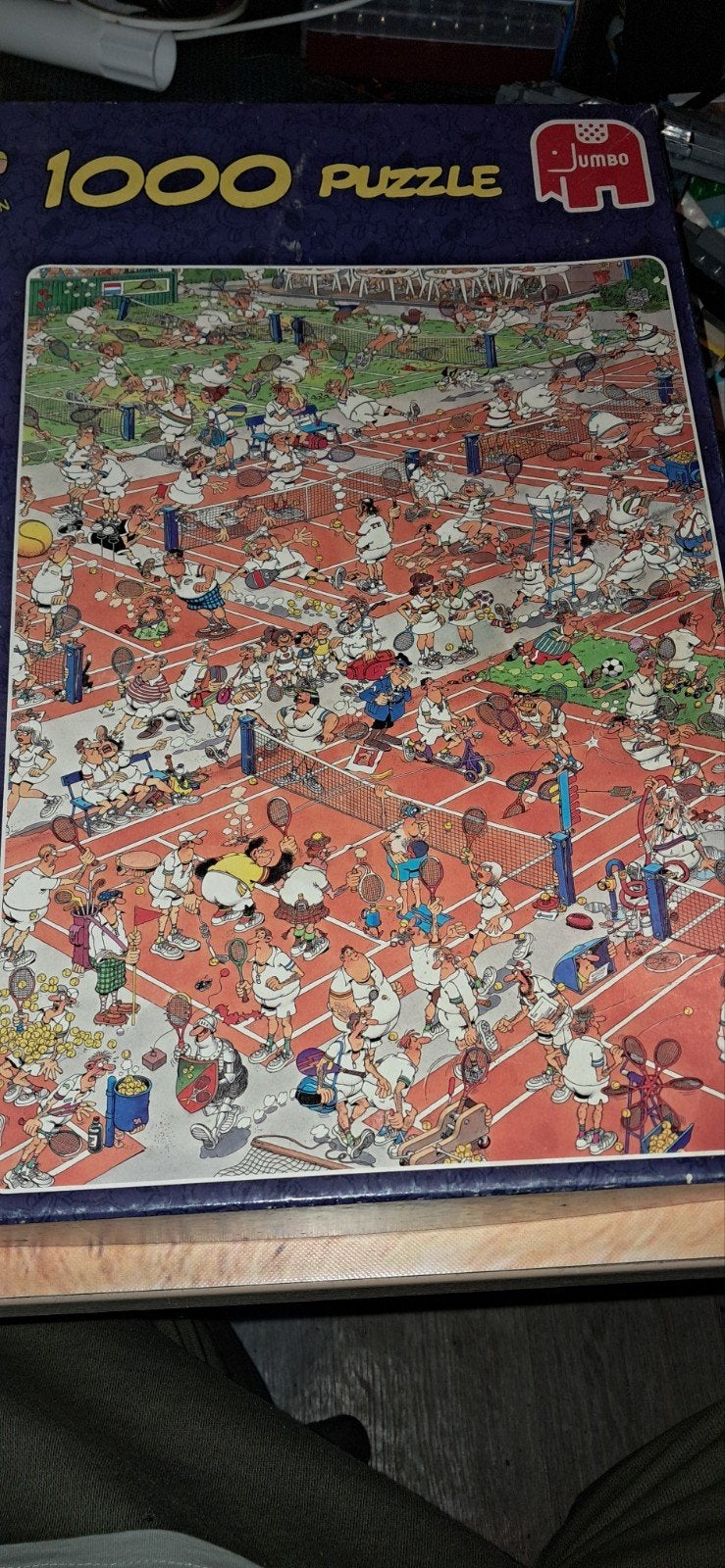 Jumbo 1000 stukjes puzzel - Tennisbaan chaos, Ophalen of Verzenden, 500 t/m 1500 stukjes, Nieuw, Legpuzzel
