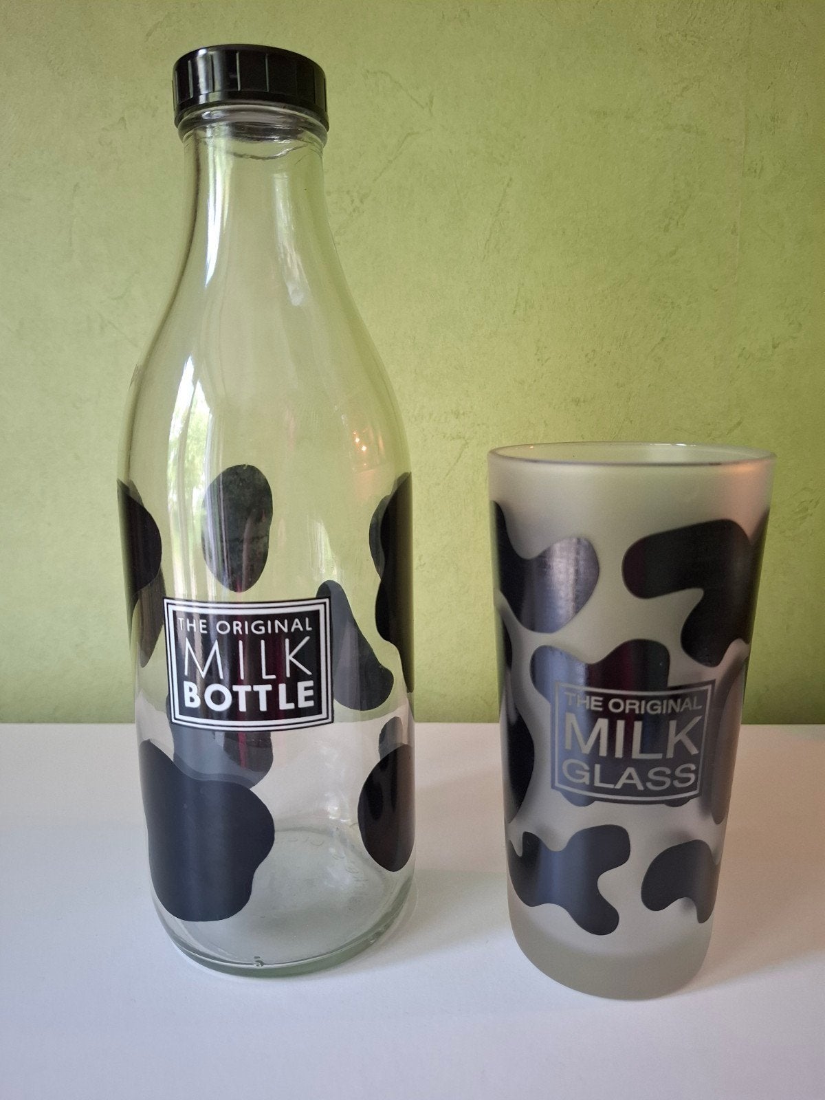 2 glazen melkflessen en glas met koeienprint, Ophalen of Verzenden, Meerkleurig, Glas, Overige typen