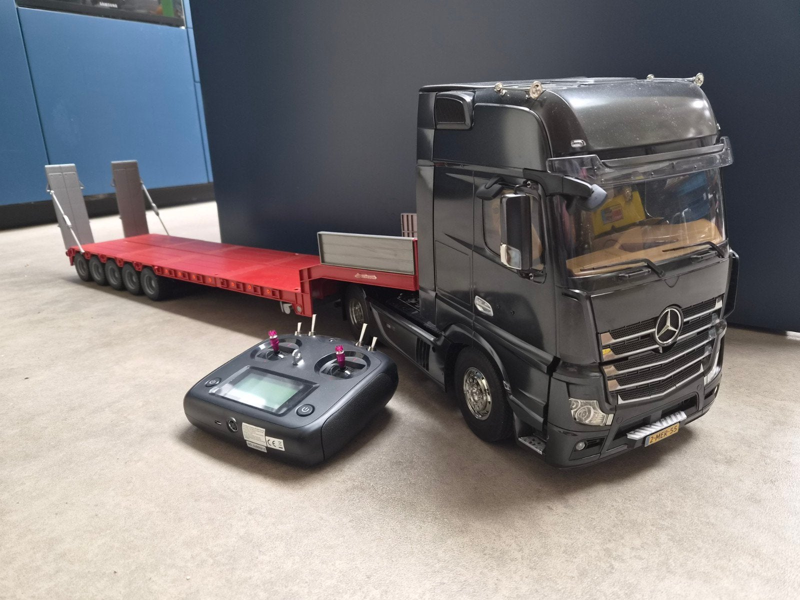 Tamiya Mercedes Benz Actros 1851 Gigaspace + dieplader, Ophalen, Auto onroad