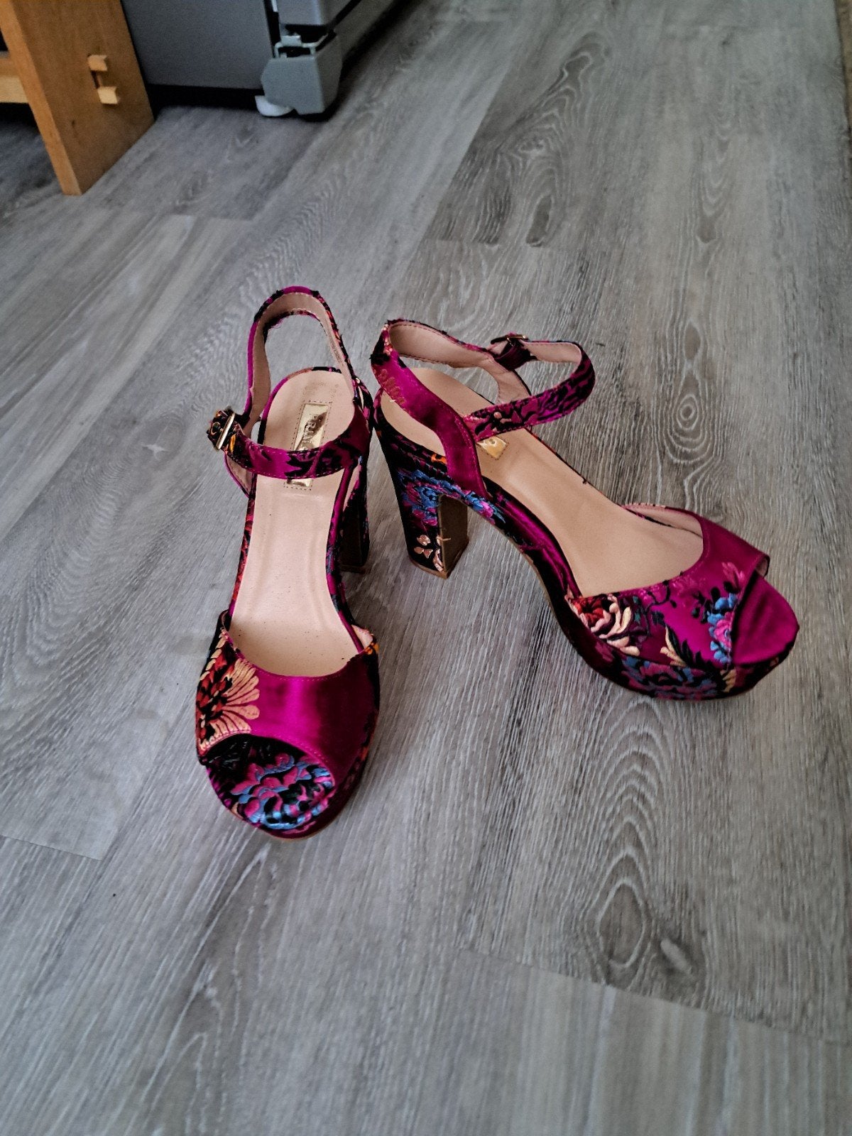 Sandalen met hoge hak en bloemenprint - Maat 39, Overige kleuren, Primark, Ophalen of Verzenden, Zo goed als nieuw