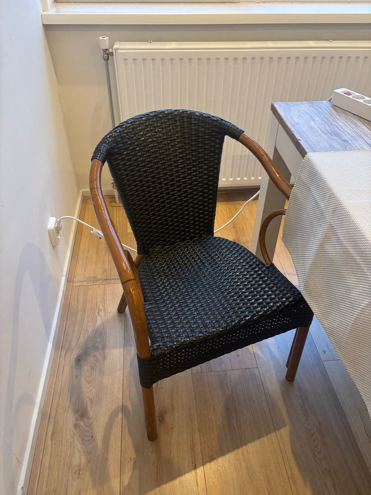 Zwarte rotan stoel met houten frame, Huis en Inrichting, Ophalen, Gebruikt, Zwart, Eén