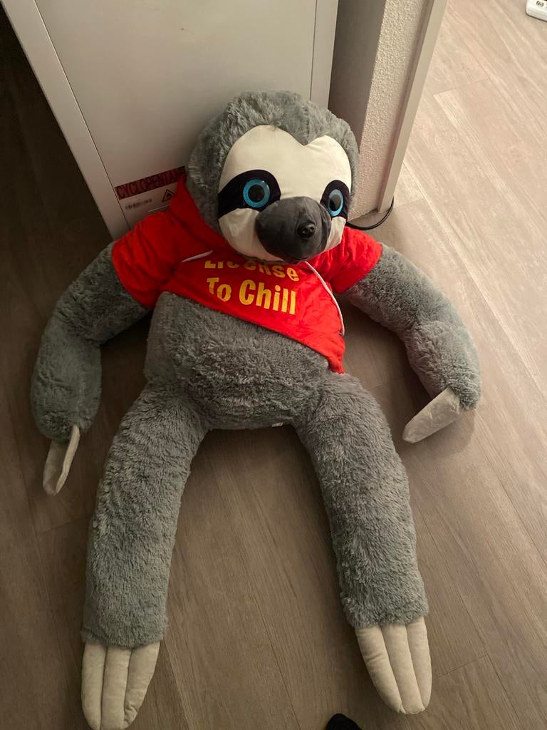 Grote knuffel luiaard met 'License To Chill' shirt, Kinderen en Baby's, Speelgoed | Knuffels en Pluche, Ophalen, Gebruikt, Overige typen