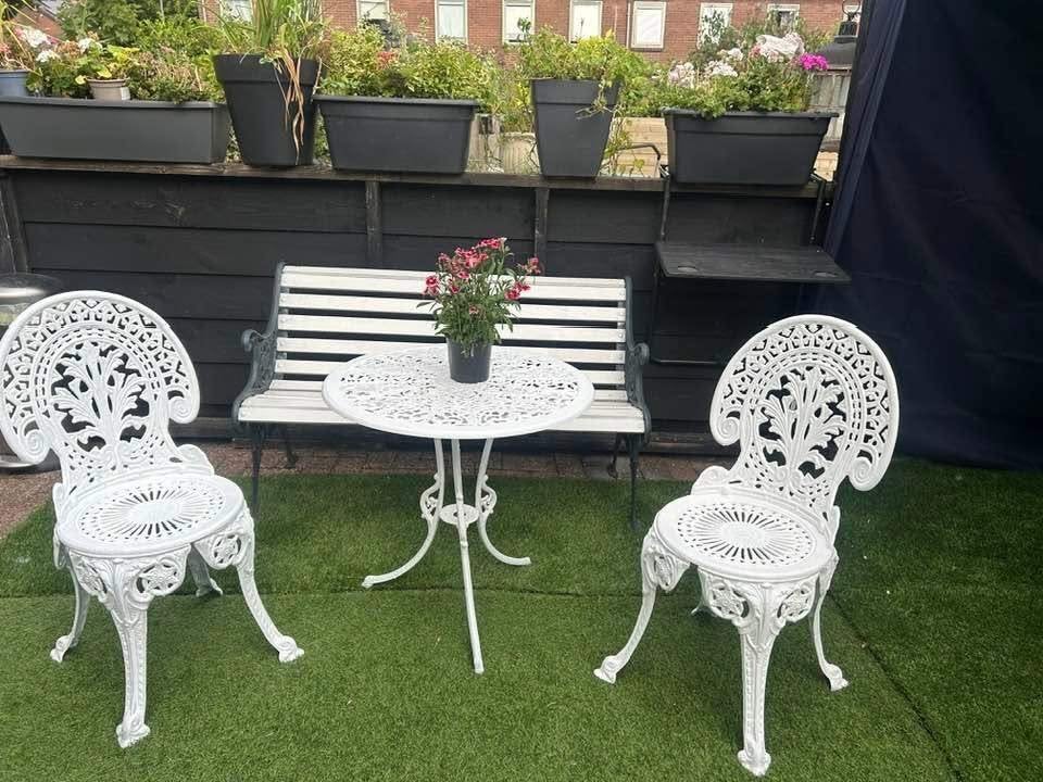 Gietijzeren tuinset met (Zware bank )  tafel en 2 stoelen, Overige materialen, Zo goed als nieuw, Bank, Ophalen