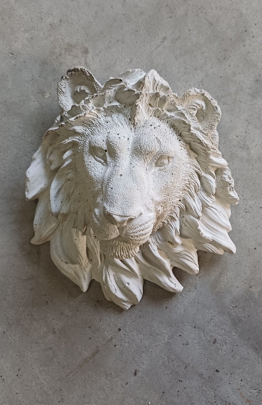 Witte leeuwenkop wanddecoratie van beton, Tuin en Terras, Tuinbeelden, Ophalen of Verzenden