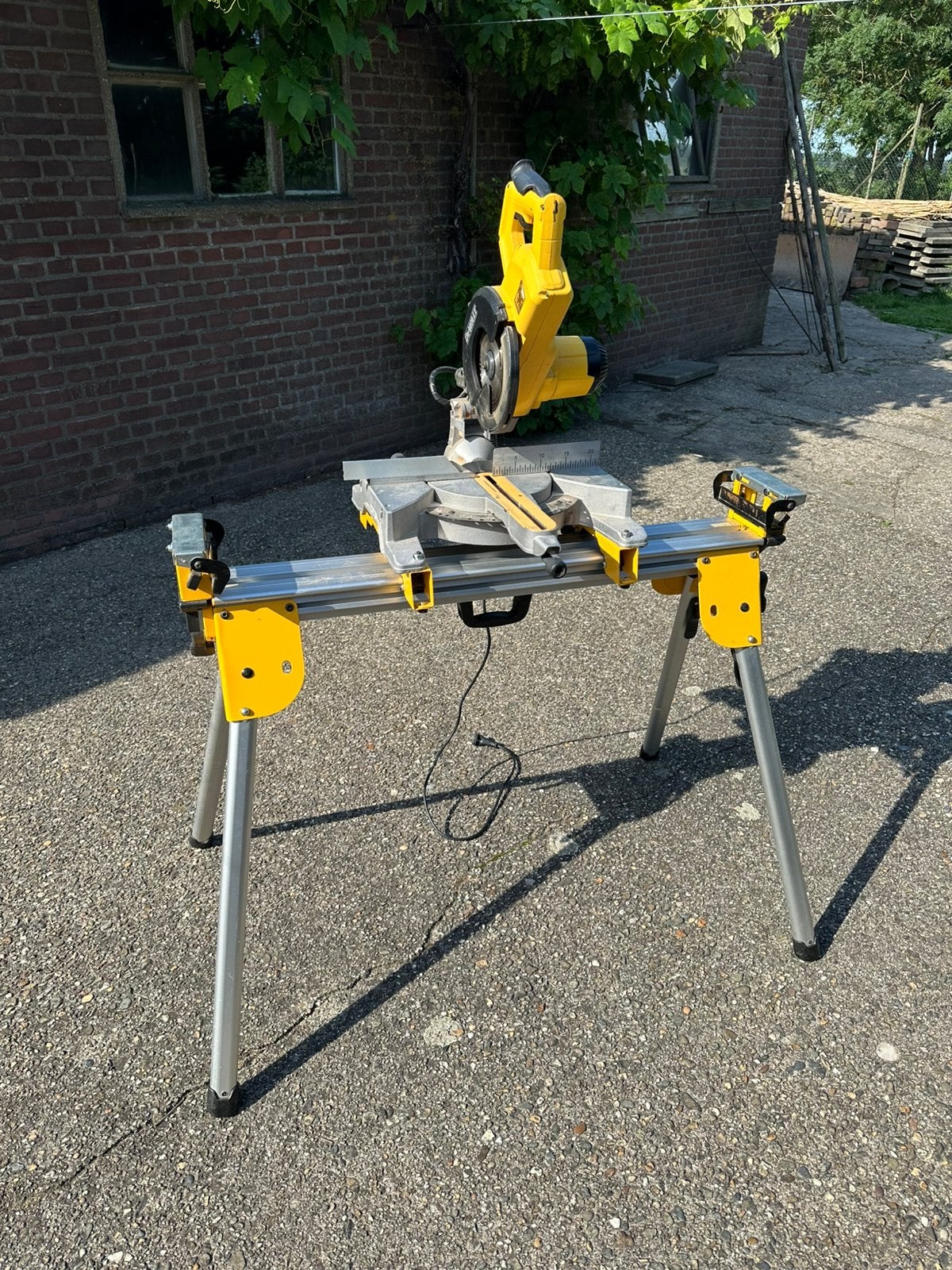 Dewalt DW770-QS met onderstel., 70 mm of meer, Ophalen of Verzenden, Zo goed als nieuw, Afkortzaag