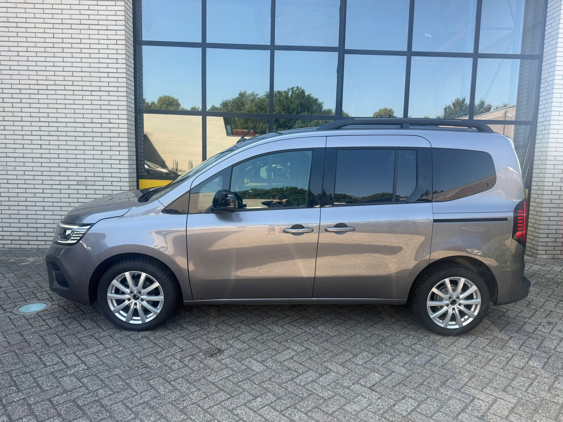 Renault Kangoo 130PK Full option Automaat, PDC & Camera, Ful, Dealer onderhouden, Gebruikt, Zwart, Origineel Nederlands