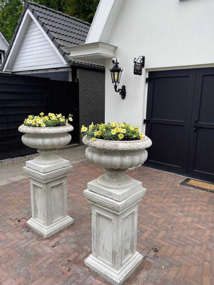 Sierlijke betonnen bloempotten op statige betonnen sokkels, Tuin en Terras, Bloempotten, Ophalen, 40 cm of meer, Rond, Nieuw
