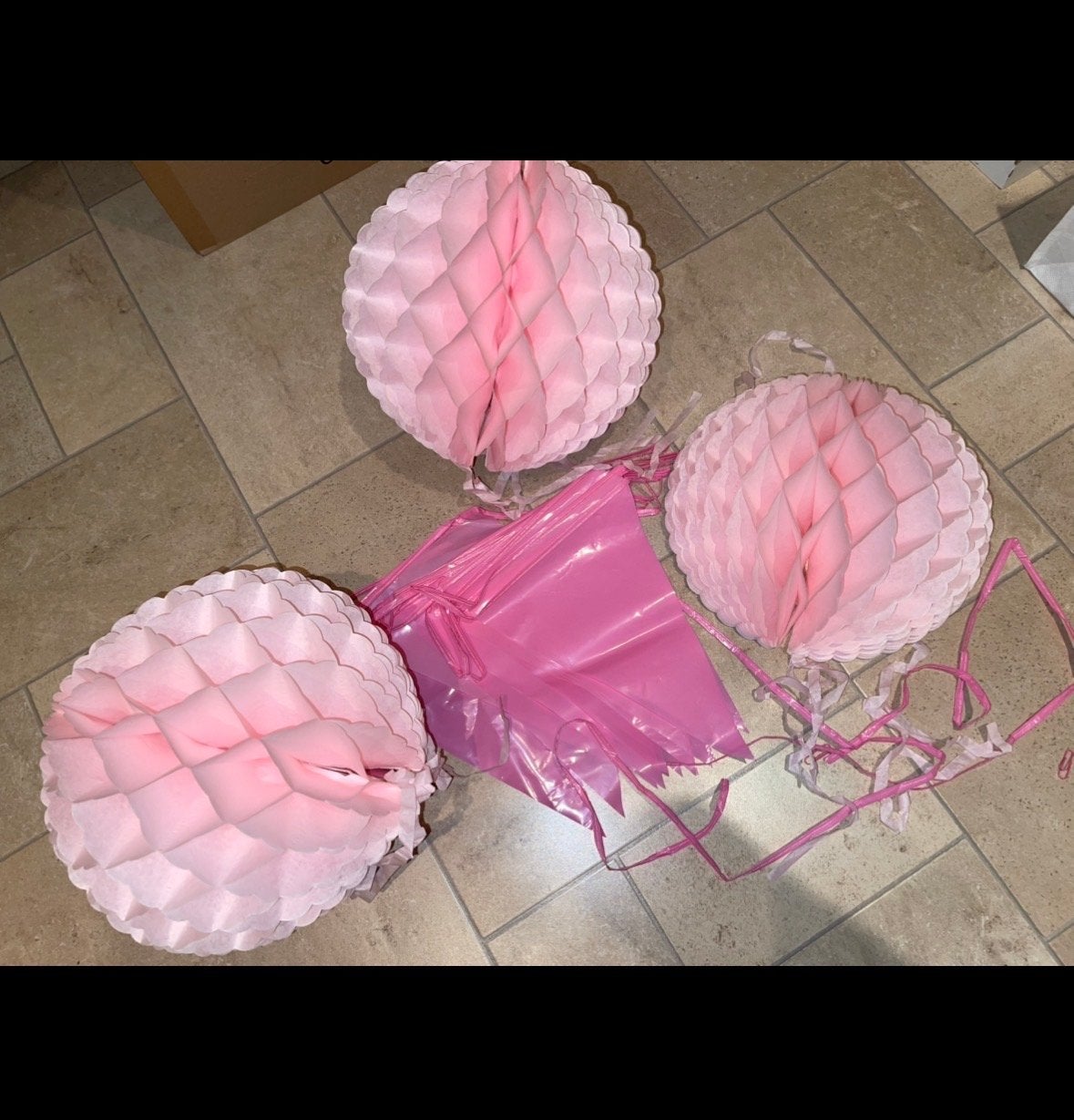 Roze vlaggenlijn en honeycomb versiering, Hobby en Vrije tijd, Feestartikelen, Ophalen of Verzenden, Versiering, Geboorte of Huwelijk