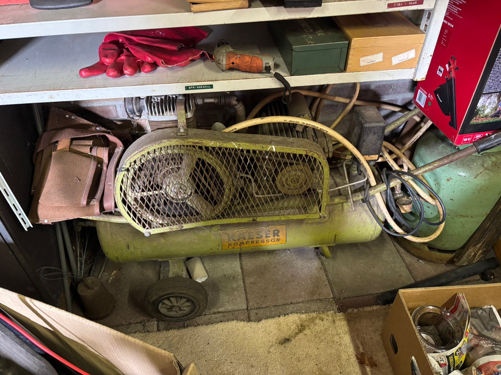 Gratis Compressor oud maar werkt zeer krachtig, Ophalen of Verzenden, Zo goed als nieuw, Minder dan 200 liter/min