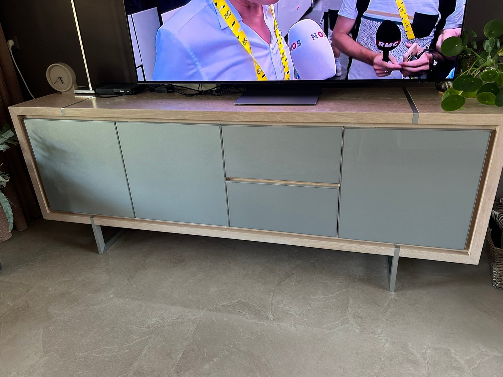 Modern dressoir merk Delato, Huis en Inrichting, Ophalen, Met deur(en), 200 cm of meer, Modern