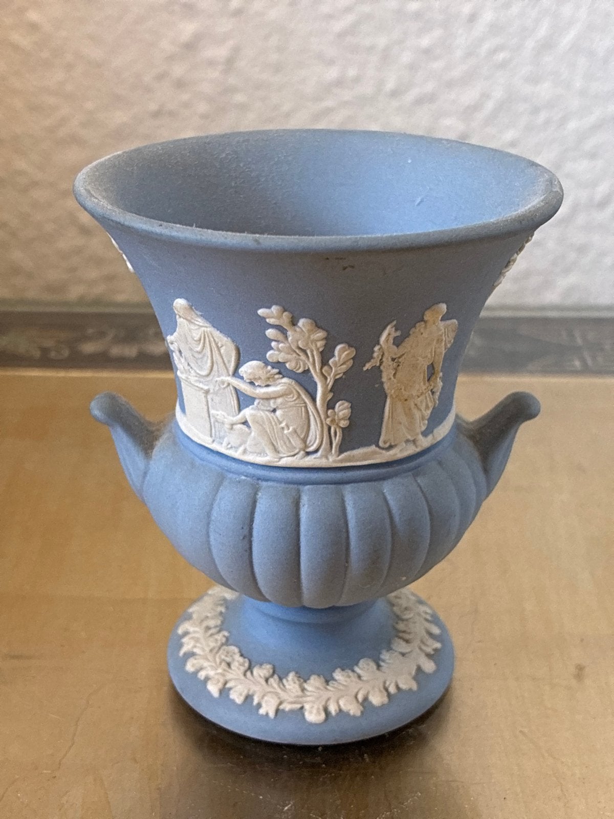 Wedgwood Jasperware Miniatuur Urn-vaas - Pale Blue 1966, Antiek en Kunst, Ophalen