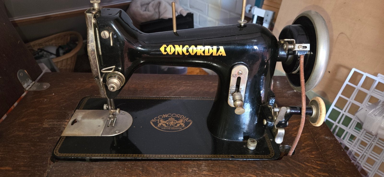 Antieke Concordia naaimachine met meubel en accessoires, Antiek en Kunst, Ophalen