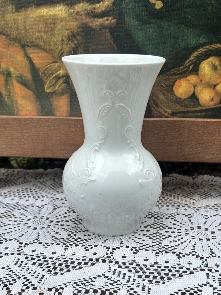 Vintage witte porseleinen vaas met reliëf, Ophalen of Verzenden