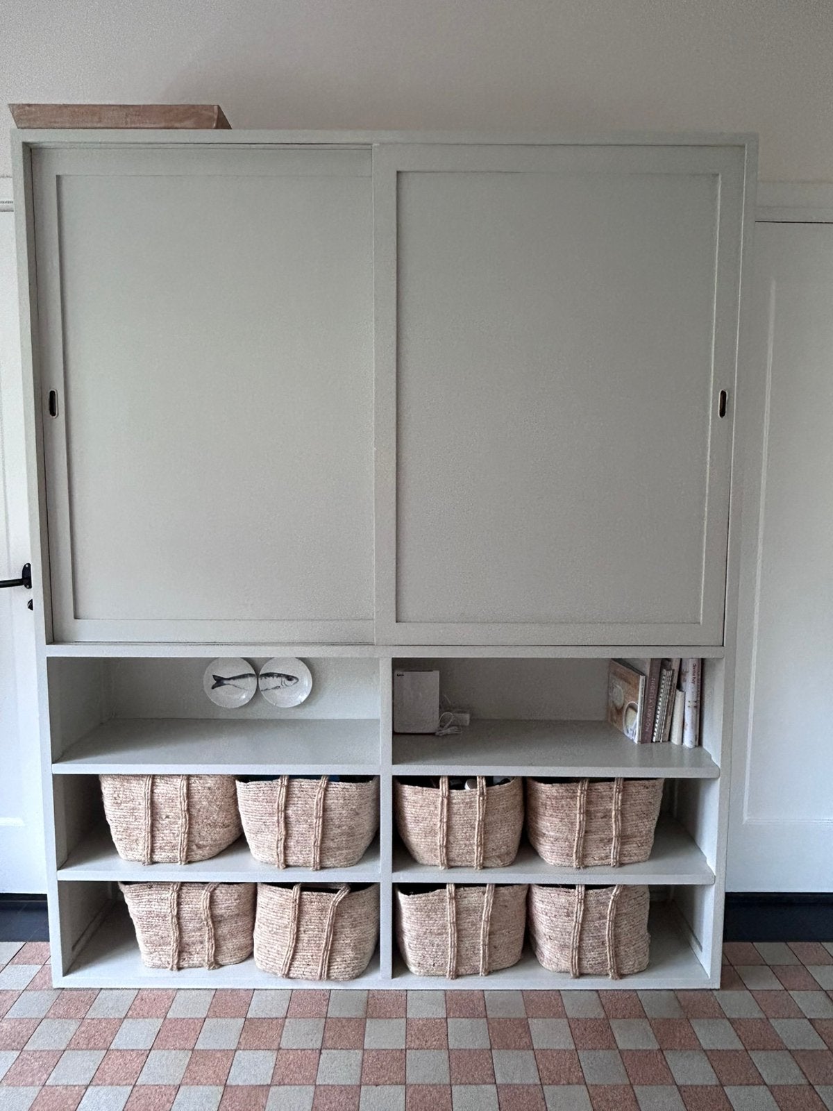 Grote teakhouten ( geverfd) kast met schuifdeuren, Ophalen, Gebruikt